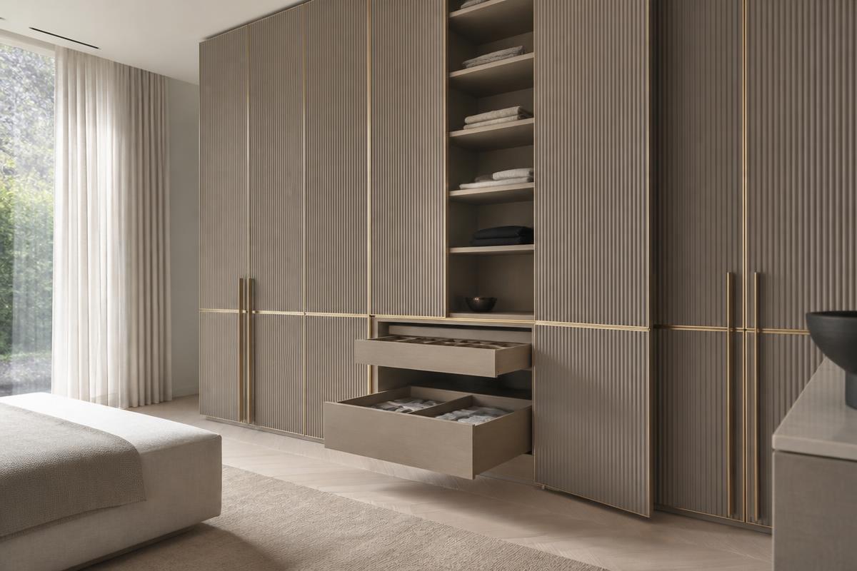 Maatwerk kast met geribbelde gespoten taupe fronten en messing detail